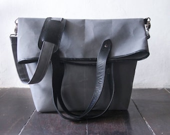 Sac Messenger en toile et cuir pour hommes et femmes. Le sac d'épaule se transforme en sac à provisions. Sac fourre-tout tous les jours pour l'épicerie et le shopping.