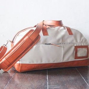 Duffle bag or weekend bag in canvas and leather for men and women, sports or gym bag, carry on travel holdall in faded white