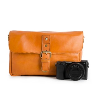 Kameratasche für Spiegelreflexkamera mit Einlage und Hülle. Kamera-Schultertasche für Männer und Frauen aus Leder mit Canvas-Futter in Hellbraun. Jubiläumsgeschenk