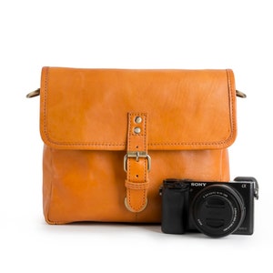 DSLR Camera Tas met insert en behuizing. schoudercamera tas voor mannen en vrouwen in leer met canvas voering in lichtbruin. compact formaat