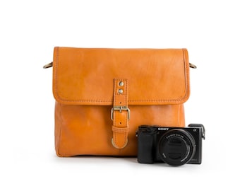 DSLR Kameratasche mit Einsatz und Gehäuse. Schulter kameratasche für Männer und Frauen in Leder mit Canvas Innenfutter in hellbraun. kompakte Größe