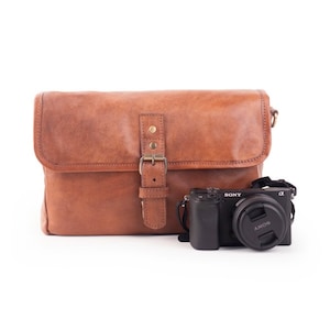 ALOR - Leather Camera Bag with padded insert. Classic shoulder or cross body camera bag for men and women in light brown leather. Large Size