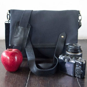 Dslr Camera Bag avec Insert, Fold Over, sac messager en toile cirée, fourre-tout, toile cirée avec détails en cuir noir, unisexe, Noir PETIT