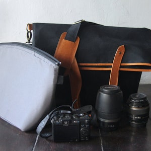 Dslr Camera Bag with Insert, Fold Over, sac de messager en toile ciré, sac à main, toile cirée avec détails en cuir, unisexe, couleur noire Grande