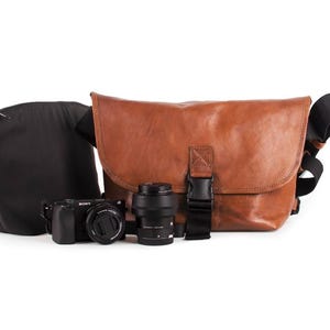 LETI Camera Small - Messenger Kameratasche mit Einsatz aus weichem Echtleder, Crossbody-Schultertasche mit weichem verstellbarem, gepolstertem Gurt