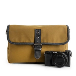 DSLR-Kameratasche mit Einsatz und Gehäuse. Schulter-Kamera-Tasche für Männer und Frauen in echtem Leder und grüne Leinwand, groß. Jubiläumsgeschenk