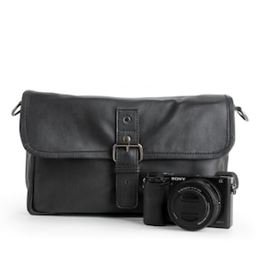 Kameratasche für Spiegelreflexkamera mit Einlage und Hülle. Kamera-Schultertasche für Männer und Frauen aus Leder mit Canvas-Futter in Schwarz. Jubiläumsgeschenk