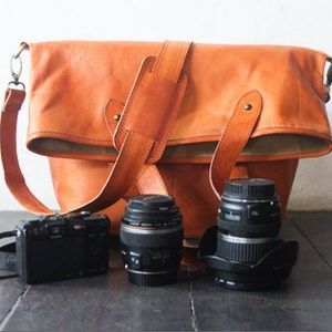 Vielseitige Kameratasche aus Leder: Unisex Messenger, Tote, oder Einkaufstasche - Perfektes Geschenk! Handgefertigt aus echtem Leder.