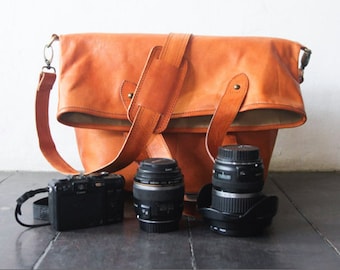 DSLR Camera Bag in leather unisex, messenger bag with shoulder strap or turn in to tote bag or shopping bag, gift for him or her, Tanned.