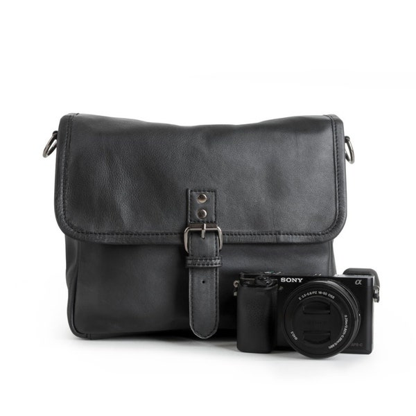 Spiegelreflex Kameratasche mit Einsatz und Hülle. Kamera Schultertasche für Damen und Herren aus echtem Leder mit Canvas Futter in schwarz. kompakte Größe