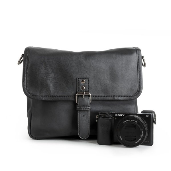 Borsa per fotocamera DSLR con inserto e custodia. borsa fotografica a tracolla per uomo e donna in vera pelle con fodera in tela nera. dimensioni compatte