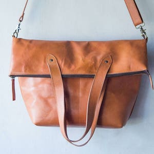 Messager, croiser le corps et plier le sac en cuir. Utiliser comme fourre-tout ou sac à provisions. Pour les hommes et les femmes comme ordinateur portable, épicerie et cartable