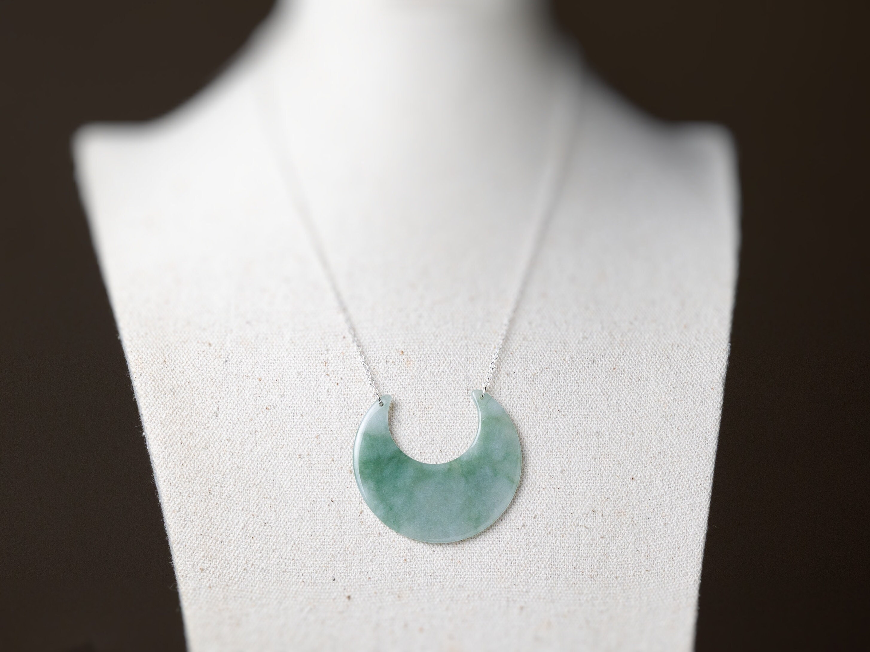 Pendentif En Argent Et Jade - Bijou Vintage Occasion, Pierre Verte, Monture Argent, Parfait Pour Les Amateurs De Bijoux Anciens