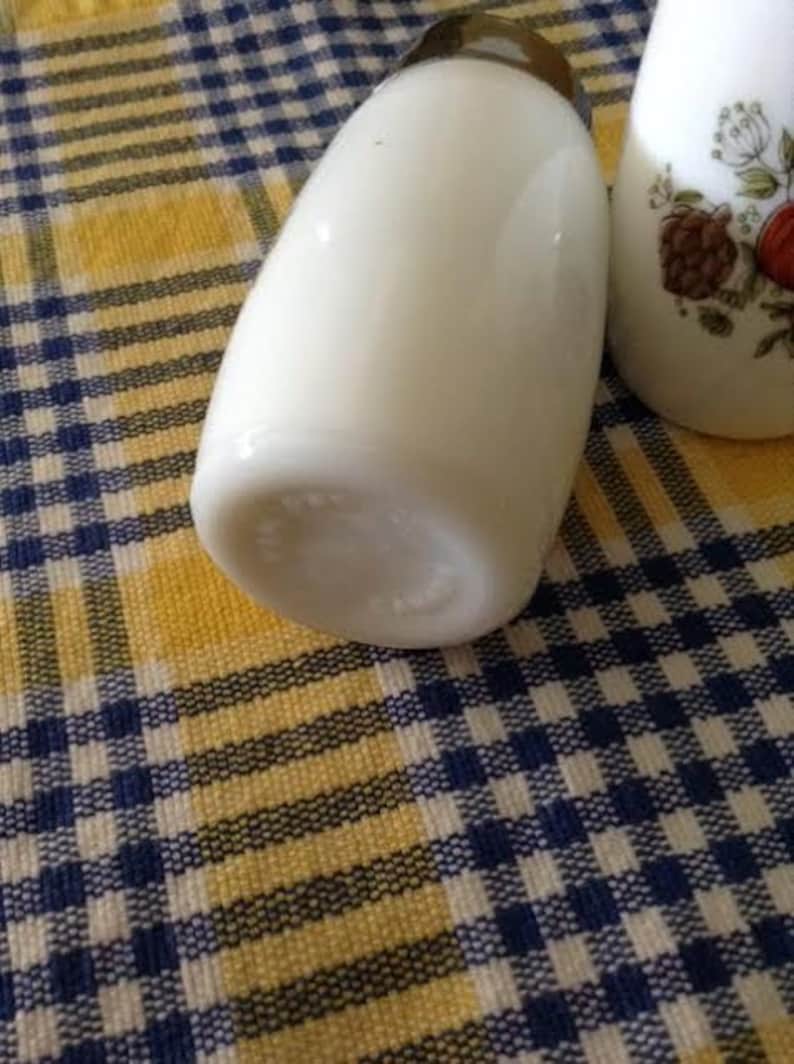 Spice of Life Salt /& Pepper Shakers Milk Glass 1970/'s