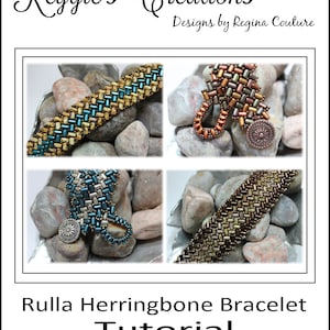 Könnte beinhalten: Vier Nahaufnahmen von Perlenarmbändern, die mit der Rulla-Fischgräten-Masche gearbeitet wurden. Die Armbänder liegen auf einem Bett aus kleinen, glatten Steinen. Die Armbänder sind in zwei Farbkombinationen gehalten: Braun und Gold sowie Türkis und Silber. Der Text "Rulla Herringbone Bracelet Tutorial" befindet sich am unteren Rand des Bildes.