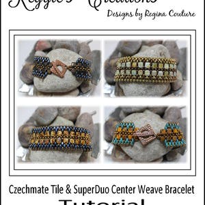 Pode incluir: Quatro imagens de close-up de pulseiras de contas com fechos de cobre. As pulseiras são feitas com contas Czechmate Tile e SuperDuo em várias cores, incluindo dourado, marrom, azul e turquesa. As pulseiras são exibidas em um fundo de pedras cinzas. Czechmate Tile & SuperDuo Center Weave Bracelet Tutorial.
