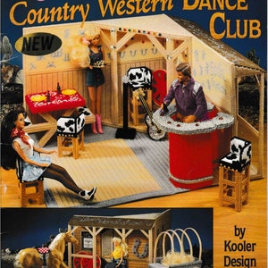 Op de afbeelding: Plastic canvas patroon voor een country western dansclub, met een bar, tafels, stoelen en een paard en wagen. Het patroon is van Kooler Design Studio.