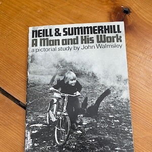 Puede incluir: Portada en blanco y negro de un libro titulado "Neill & Summerhill: A Man and His Work" de John Walmsley. La portada muestra a un niño montando en bicicleta en un campo. El libro es un Penguin Education Special.