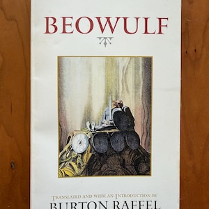 Puede incluir: Un libro de bolsillo titulado "BEOWULF" con "Signet Classics" en la parte superior. La portada presenta una ilustración de una figura sentada con una espada. El texto "TRANSLATED AND WITH AN INTRODUCTION BY BURTON RAFFEL" está en la parte inferior.