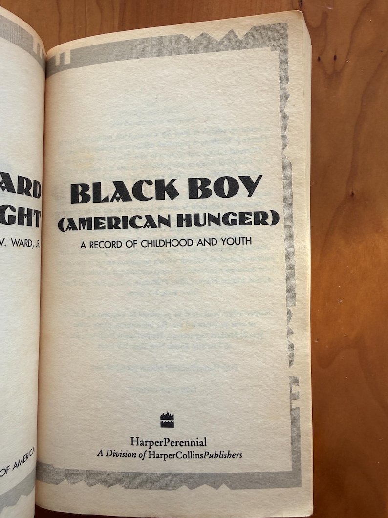 Op de afbeelding: Een open boekpagina met de titel "BLACK BOY (AMERICAN HUNGER)" in vette zwarte letters. De ondertitel luidt "A RECORD OF CHILDHOOD AND YOUTH". Het HarperPerennial-logo en de uitgeversinformatie staan onderaan.
