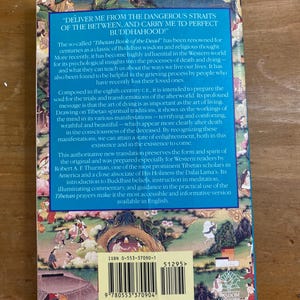 Puede incluir: La contraportada de un libro titulado "Tibetan Book of the Dead" con una ilustraci&oacute;n colorida de un paisaje con una tienda de campa&ntilde;a y personas. El libro se describe como un cl&aacute;sico de la sabidur&iacute;a budista y el pensamiento religioso. El n&uacute;mero ISBN es 0-553-37090-1.