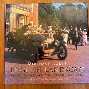 Könnte beinhalten: Ein Buchcover mit einem Foto eines Oldtimers, der von einem großen Backsteinhaus wegfährt, mit einer Gruppe von Menschen in formeller Kleidung. Der Titel des Buches lautet "Merchant Ivory's English Landscape: Rooms, Views, and Anglo-Saxon Attitudes" von John Pym mit einem Vorwort von James Ivory.