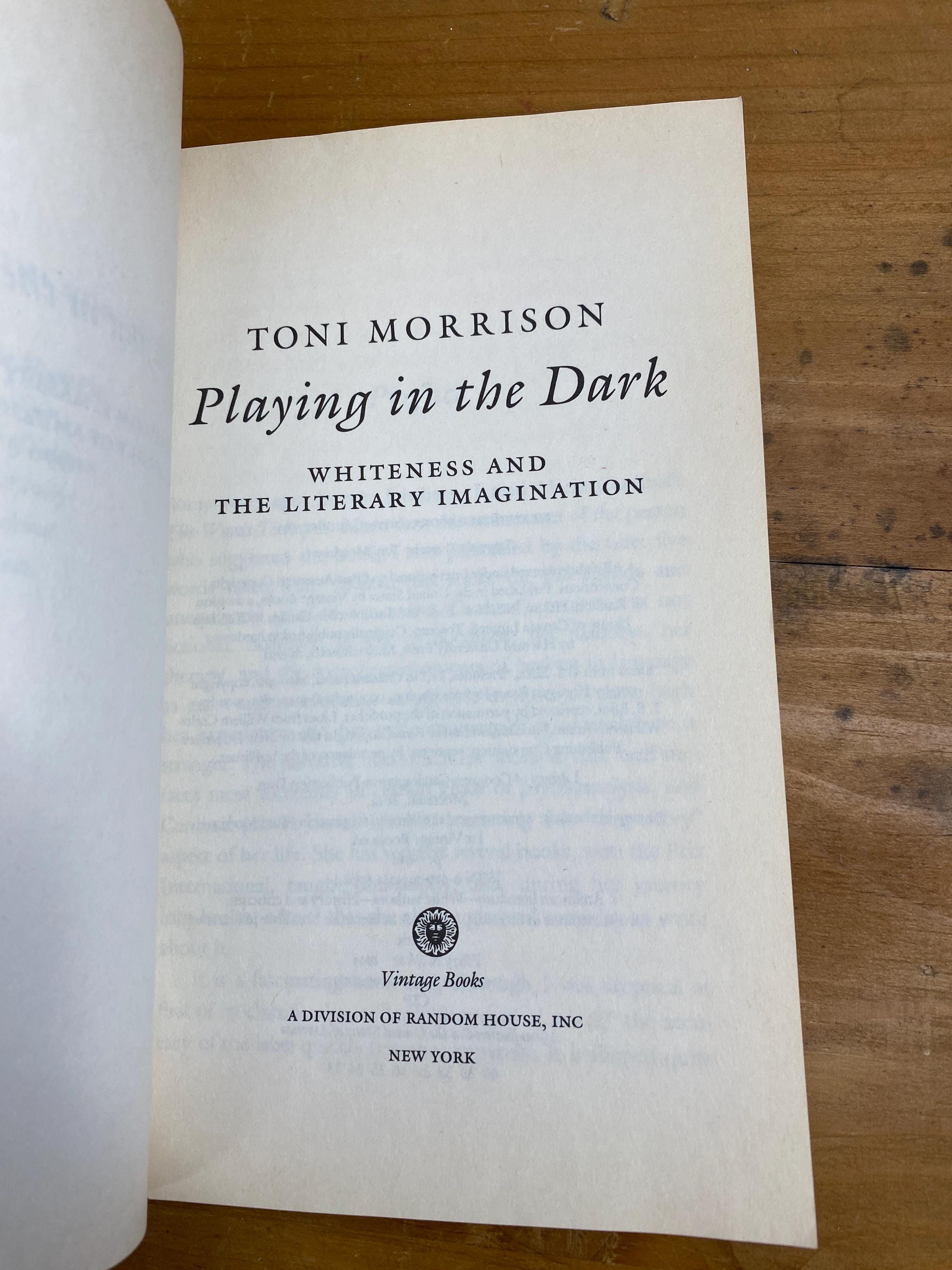 Playing in the Dark - Whiteness and the Literary Imagination by