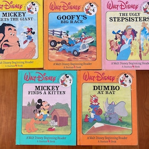 Può includere: Cinque libri colorati della biblioteca Walt Disney Fun-to-Read Library con Mickey Mouse, Paperino, Cenerentola, Dumbo e un gattino. Ogni libro è un lettore principiante con un numero di volume.
