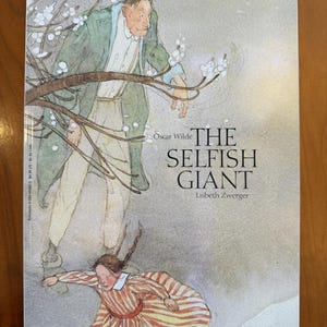 Può includere: Copertina del libro "The Selfish Giant" di Oscar Wilde, illustrato da Lisbeth Zwerger. L'illustrazione ad acquerello mostra un gigante e un bambino. Il titolo è ben visibile. Pubblicato da Scholastic, è un "Blue Ribbon Book".
