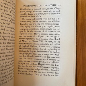Pu&ograve; includere: Una pagina di un libro intitolato "Swedenborg; O, Il Mistico" con testo sulla vita e l'opera di Emanuel Swedenborg. Il testo descrive la sua giovinezza, la sua educazione e la sua carriera come ingegnere e scienziato. Menziona anche il suo lavoro successivo in teologia.