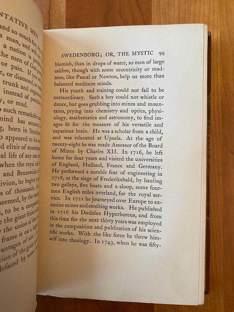 Pu&ograve; includere: Una pagina di un libro intitolato "Swedenborg; O, Il Mistico" con testo sulla vita e l'opera di Emanuel Swedenborg. Il testo descrive la sua giovinezza, la sua educazione e la sua carriera come ingegnere e scienziato. Menziona anche il suo lavoro successivo in teologia.