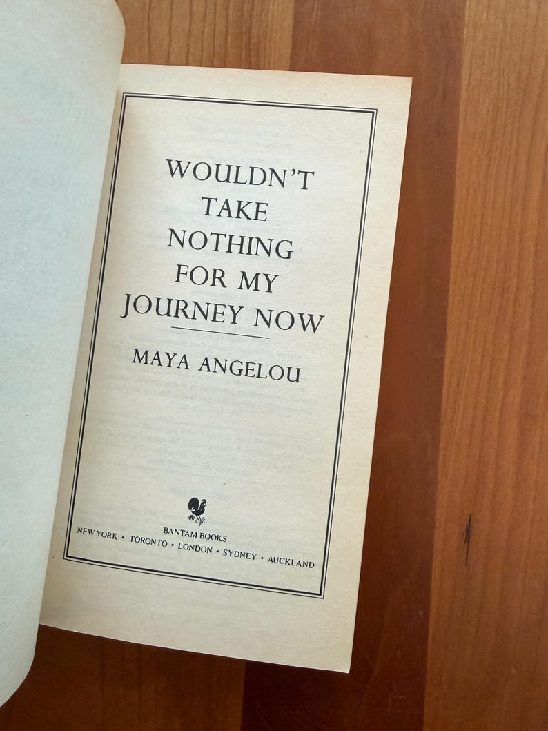 K&ouml;nnte beinhalten: Aufgeschlagene Buchseite mit dem Titel "WOULDN'T TAKE NOTHING FOR MY JOURNEY NOW" von Maya Angelou. Das Buch ist von Bantam Books herausgegeben, mit Standorten in New York, Toronto, London, Sydney und Auckland. Die Seite ist cremefarben.