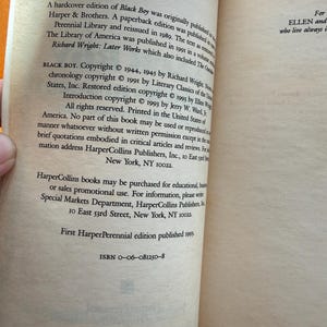 Op de afbeelding: Open boekpagina's met tekst uit "Black Boy" van Richard Wright. Copyrightinformatie en publicatiedetails zijn zichtbaar. Het boek is een hardcover editie, gepubliceerd in 1993. De pagina's zijn gebroken wit met zwarte tekst.