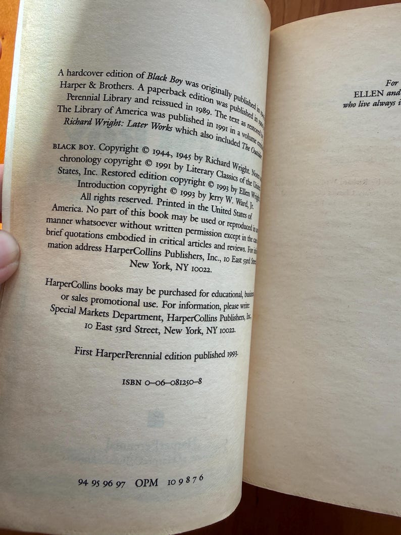 Op de afbeelding: Open boekpagina's met tekst uit "Black Boy" van Richard Wright. Copyrightinformatie en publicatiedetails zijn zichtbaar. Het boek is een hardcover editie, gepubliceerd in 1993. De pagina's zijn gebroken wit met zwarte tekst.