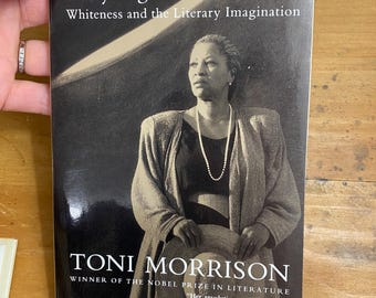 Jugando en la oscuridad - La blancura y la imaginación literaria de Toni Morrison - Vintage International 1993