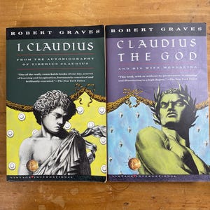 Puede incluir: Dos libros de bolsillo vintage de Robert Graves. "I, Claudius" presenta un busto sobre fondo amarillo, "Claudius the God" un busto verde sobre fondo azul. Ambos libros son de Vintage International.