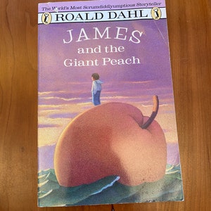 James and the Giant Peach by Roald Dahl - Illustrated by Nancy Ekholm Burkert - Puffin 1988