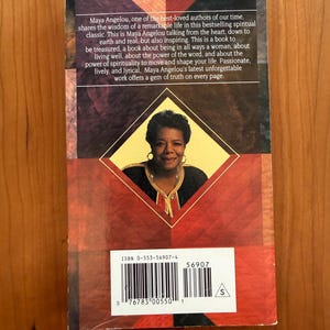 K&ouml;nnte beinhalten: Buchcover mit einem Portr&auml;t von Maya Angelou in einem gelben Diamanten. Das Cover hat ein rotes und braunes geometrisches Design. Der Text beschreibt das Buch als spirituellen Klassiker und Juwel der Wahrheit.