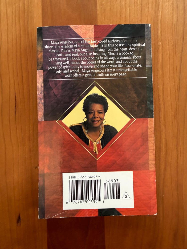 K&ouml;nnte beinhalten: Buchcover mit einem Portr&auml;t von Maya Angelou in einem gelben Diamanten. Das Cover hat ein rotes und braunes geometrisches Design. Der Text beschreibt das Buch als spirituellen Klassiker und Juwel der Wahrheit.