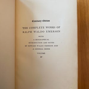 Pu&ograve; includere: Un libro intitolato "The Complete Works of Ralph Waldo Emerson", edizione centenaria. Questo &egrave; il volume IV e include un'introduzione biografica e note di Edward Waldo Emerson, nonch&eacute; un indice generale.