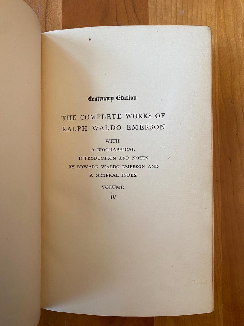 Pu&ograve; includere: Un libro intitolato "The Complete Works of Ralph Waldo Emerson", edizione centenaria. Questo &egrave; il volume IV e include un'introduzione biografica e note di Edward Waldo Emerson, nonch&eacute; un indice generale.