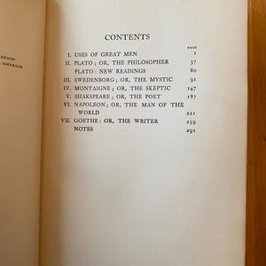 Pu&ograve; includere: Un libro intitolato "Representative Men" di Ralph Waldo Emerson. Il libro contiene un indice con sette voci: Uses of Great Men, Plato; or, The Philosopher, Plato: New Readings, Swedenborg; or, The Mystic, Montaigne; or, The Skeptic, Shakespeare; or, The Poet, Napoleon; or, The Man of the World, Goethe; or, The Writer, e Note.