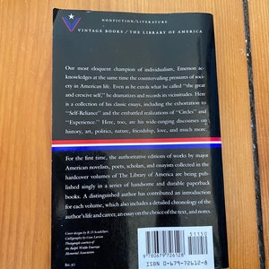 K&ouml;nnte beinhalten: Ein Vintage-Paperback-Buchcover mit schwarzem Hintergrund und wei&szlig;em Text. Das Buch tr&auml;gt den Titel "The Library of America" und enth&auml;lt ein Zitat von Ralph Waldo Emerson. Das Buchcover enth&auml;lt au&szlig;erdem einen Barcode und eine ISBN-Nummer.
