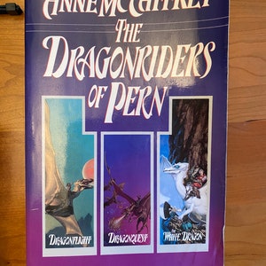 Seria Jeźdźcy Smoków z Pern - Lot Smoków - Dragonquest - Biały Smok autorstwa Anne McCaffrey 1988 Del Rey