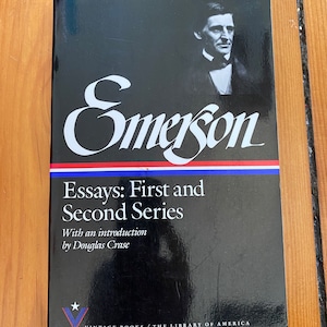 K&ouml;nnte beinhalten: Ein Schwarzwei&szlig;foto von Ralph Waldo Emerson auf dem Cover eines Buches mit dem Titel "Essays: Erste und Zweite Serie" von Ralph Waldo Emerson. Das Buch wird von Vintage Books/The Library of America herausgegeben.