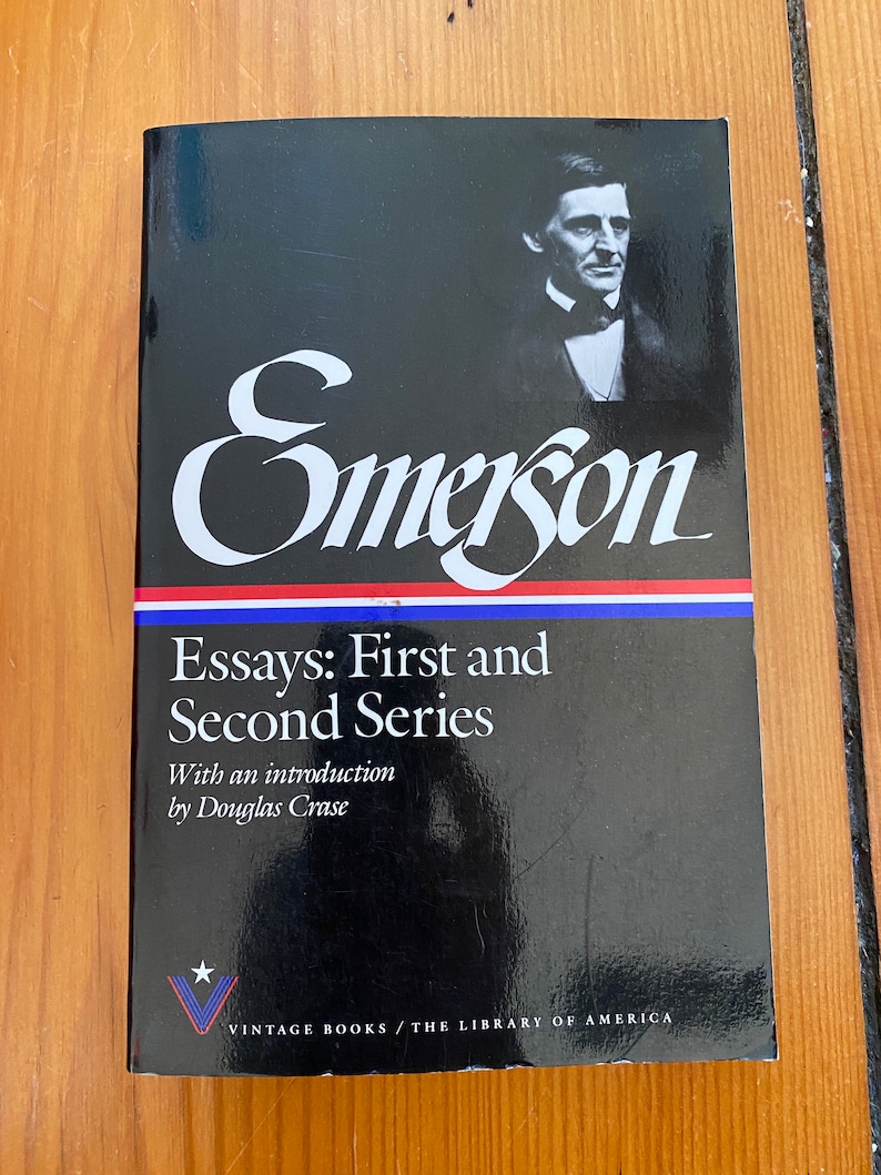 K&ouml;nnte beinhalten: Ein Schwarzwei&szlig;foto von Ralph Waldo Emerson auf dem Cover eines Buches mit dem Titel "Essays: Erste und Zweite Serie" von Ralph Waldo Emerson. Das Buch wird von Vintage Books/The Library of America herausgegeben.
