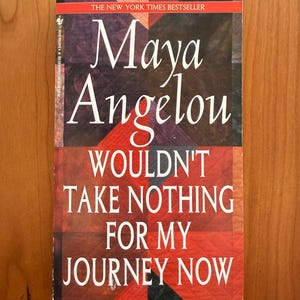 K&ouml;nnte beinhalten: Ein Taschenbuch mit dem Titel "Maya Angelou Wouldn't Take Nothing For My Journey Now". Das Cover zeigt ein rotes und braunes geometrisches Design mit dem Namen des Autors und dem Buchtitel in wei&szlig;er Schrift. Oben steht "The New York Times Bestseller".
