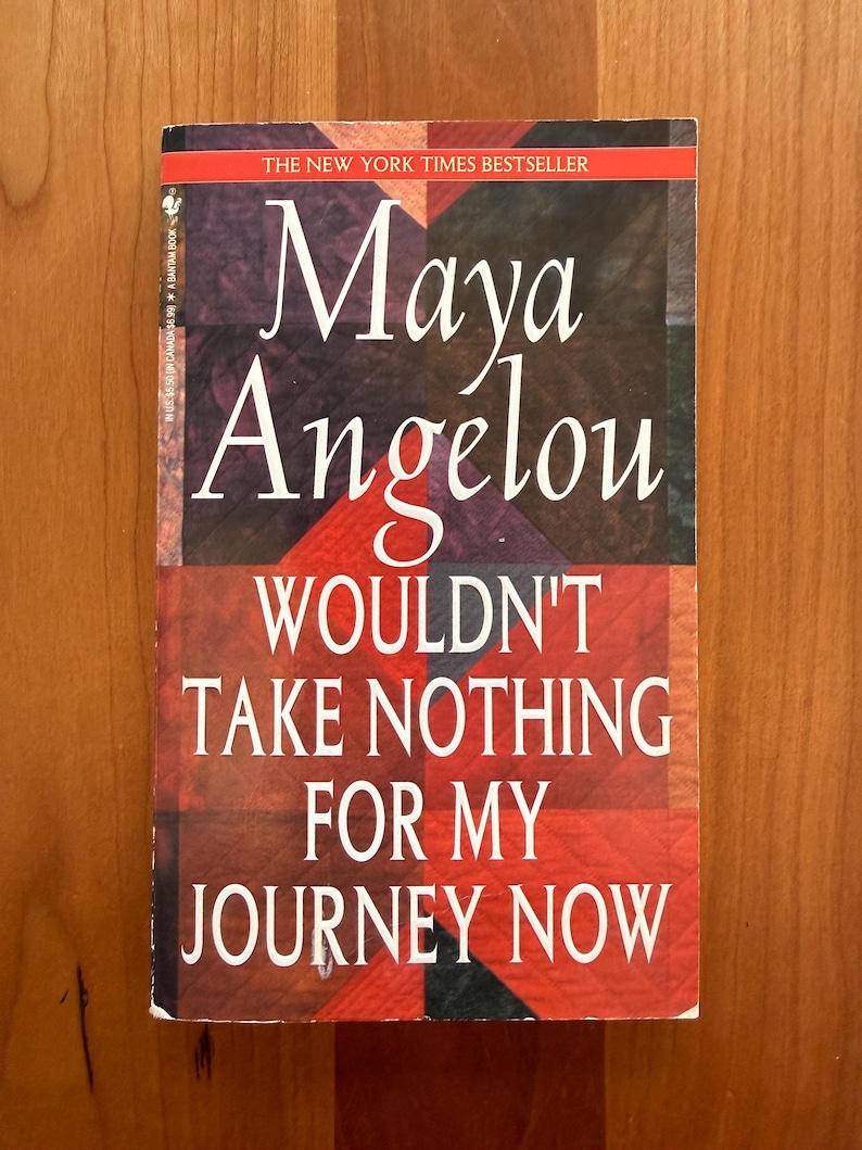 K&ouml;nnte beinhalten: Ein Taschenbuch mit dem Titel "Maya Angelou Wouldn't Take Nothing For My Journey Now". Das Cover zeigt ein rotes und braunes geometrisches Design mit dem Namen des Autors und dem Buchtitel in wei&szlig;er Schrift. Oben steht "The New York Times Bestseller".