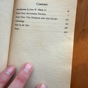 Op de afbeelding: Open boekpagina met de titel "Contents" bovenaan. De pagina geeft de inleiding, delen en hoofdstukken van het boek weer. De tekst is in zwarte letters op cr&egrave;mekleurig papier.