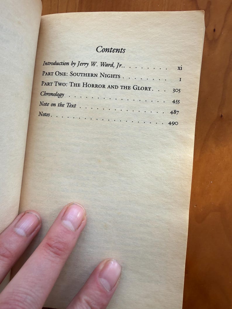 Op de afbeelding: Open boekpagina met de titel "Contents" bovenaan. De pagina geeft de inleiding, delen en hoofdstukken van het boek weer. De tekst is in zwarte letters op cr&egrave;mekleurig papier.